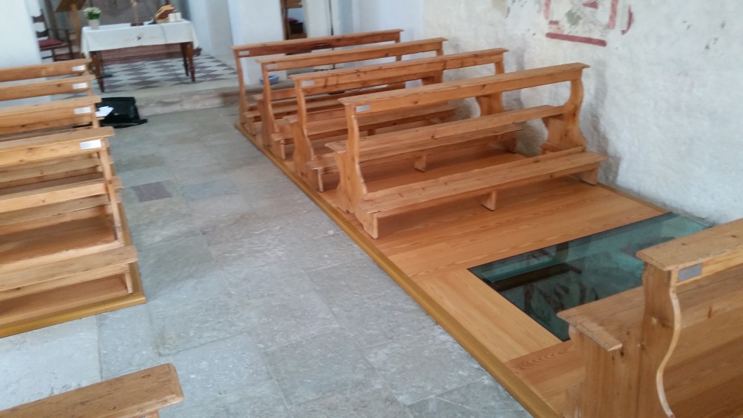 Pedane termiche installate in corridoio laterale affrescato