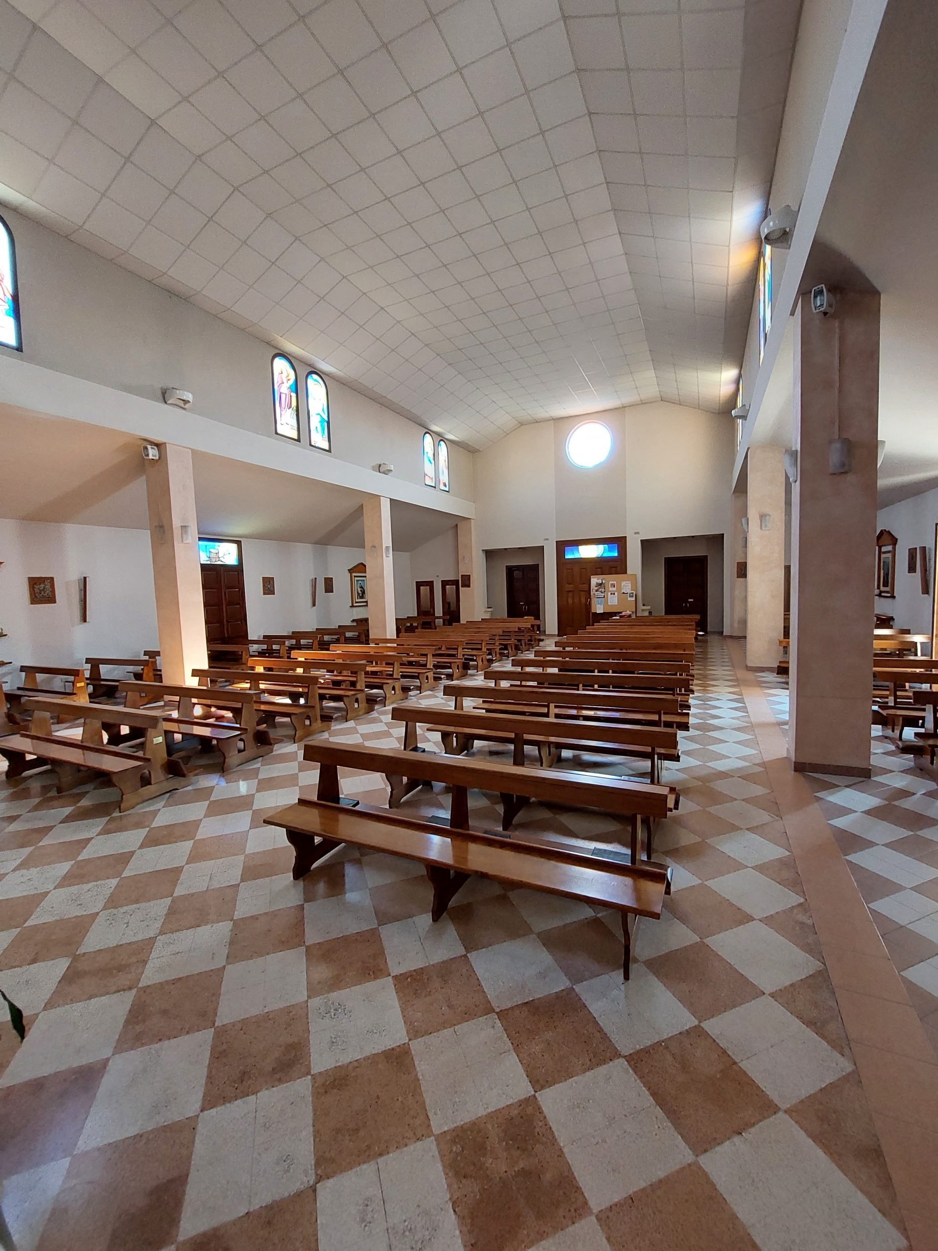 Pedane elettriche SYRMA in oratorio moderno