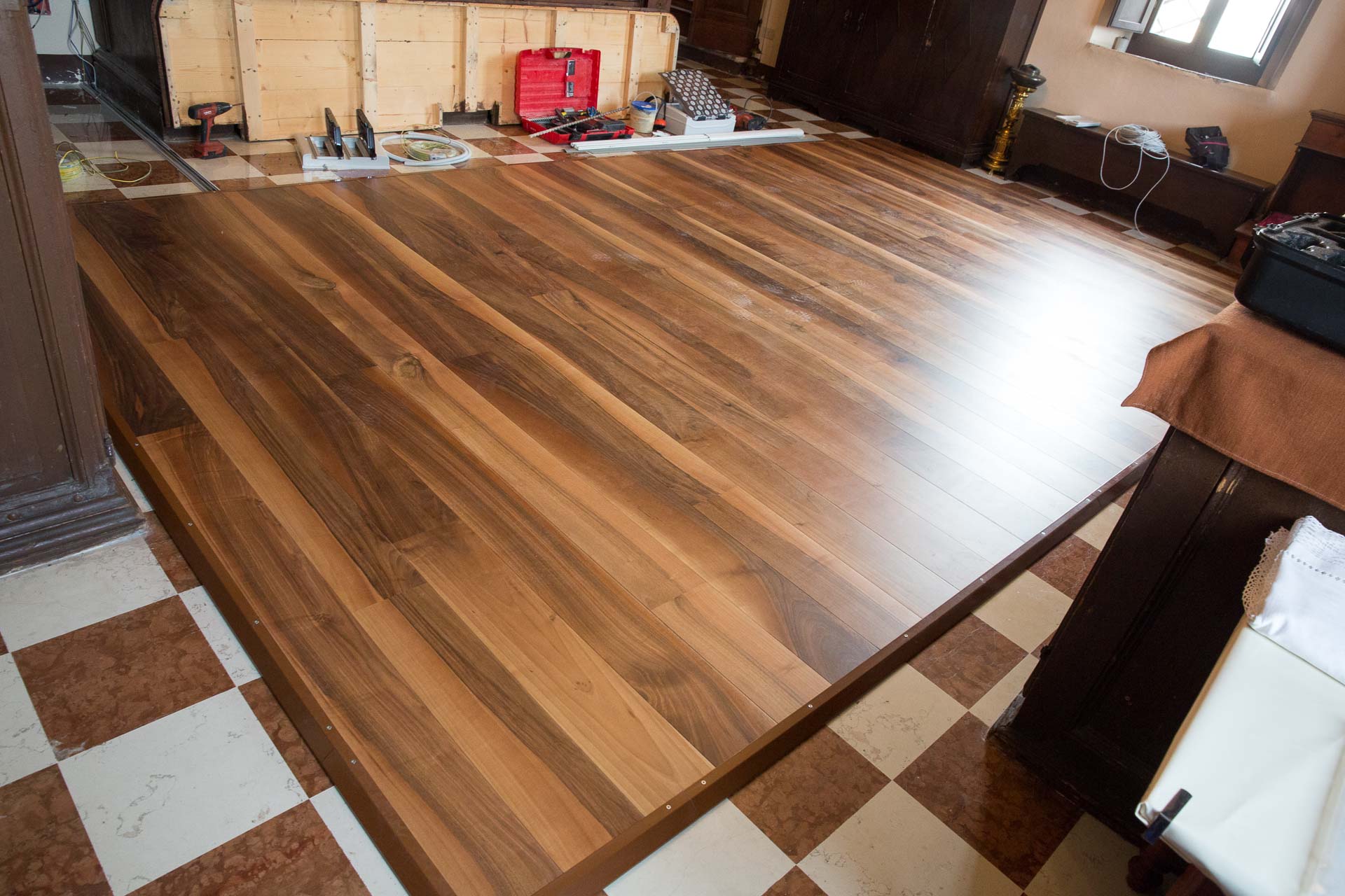 Riscaldamento a pedane termiche SYRMA in una cappella con uniformità del calore