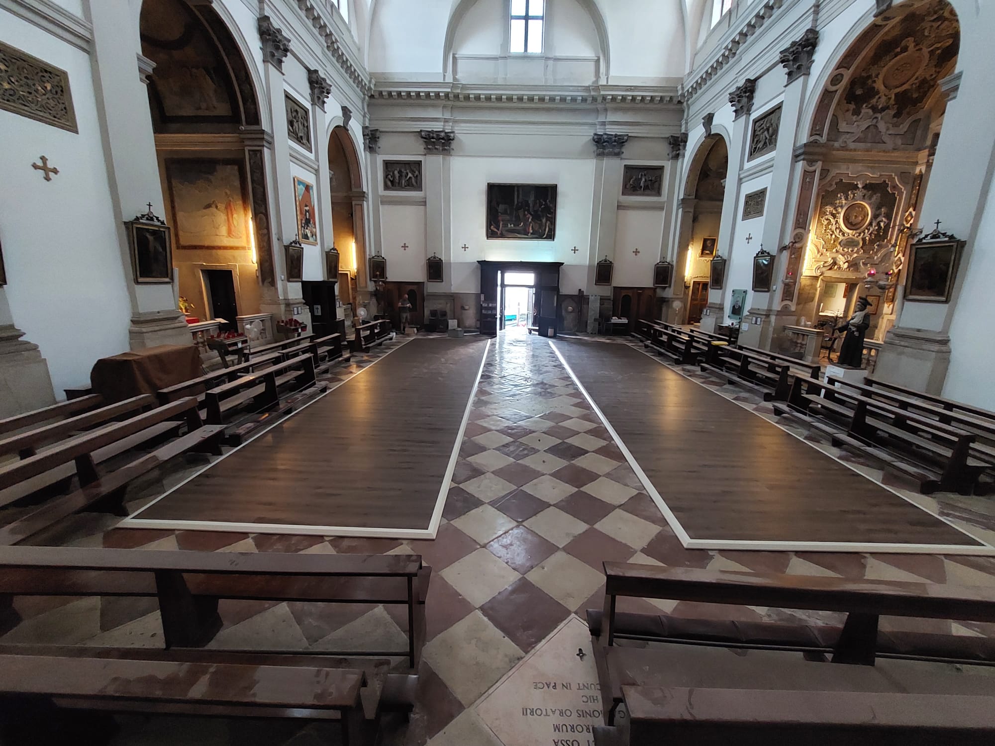 Pedane termiche SYRMA a pavimento nella navata centrale