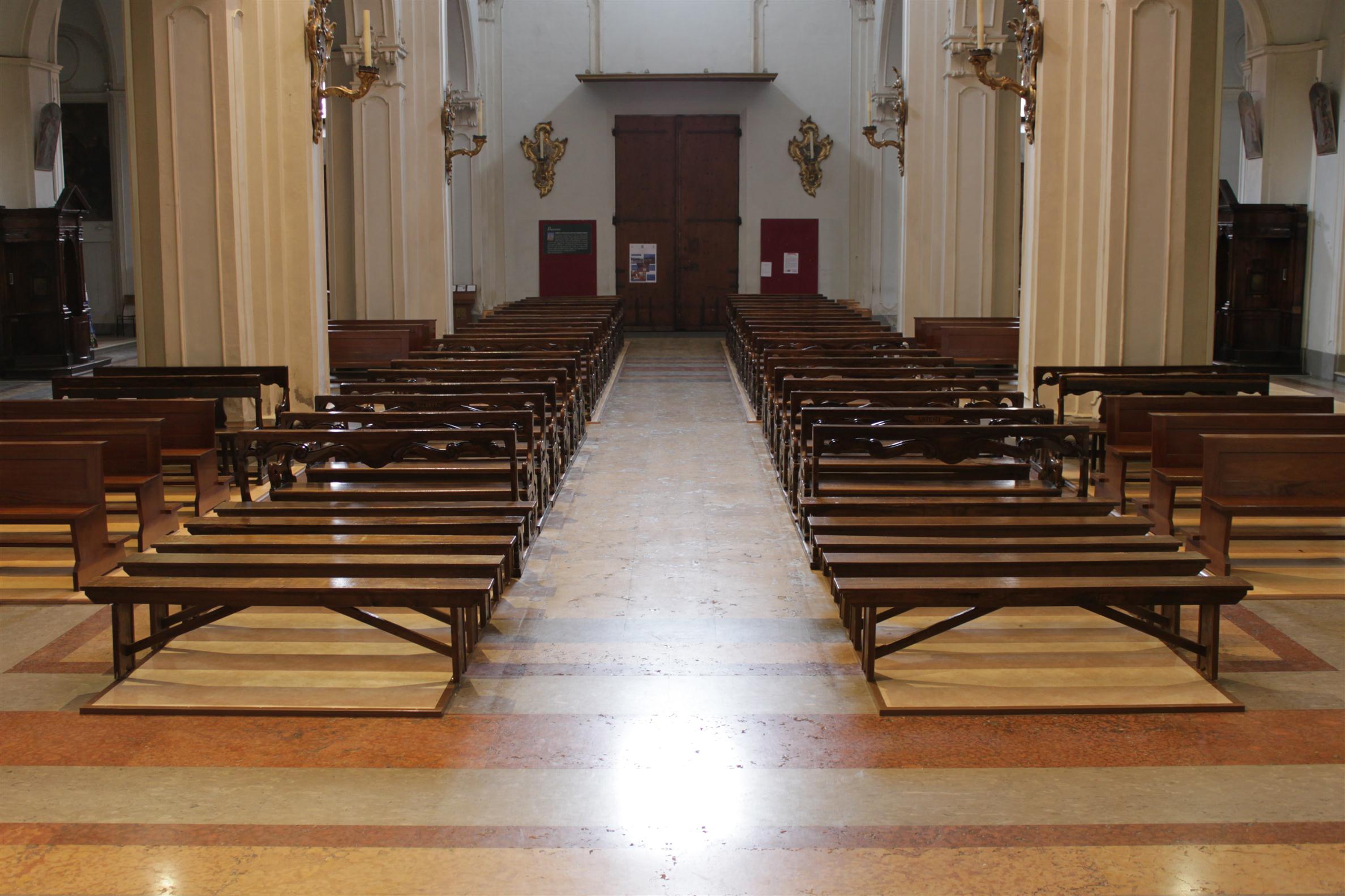 Pedane termiche distribuite lungo la navata