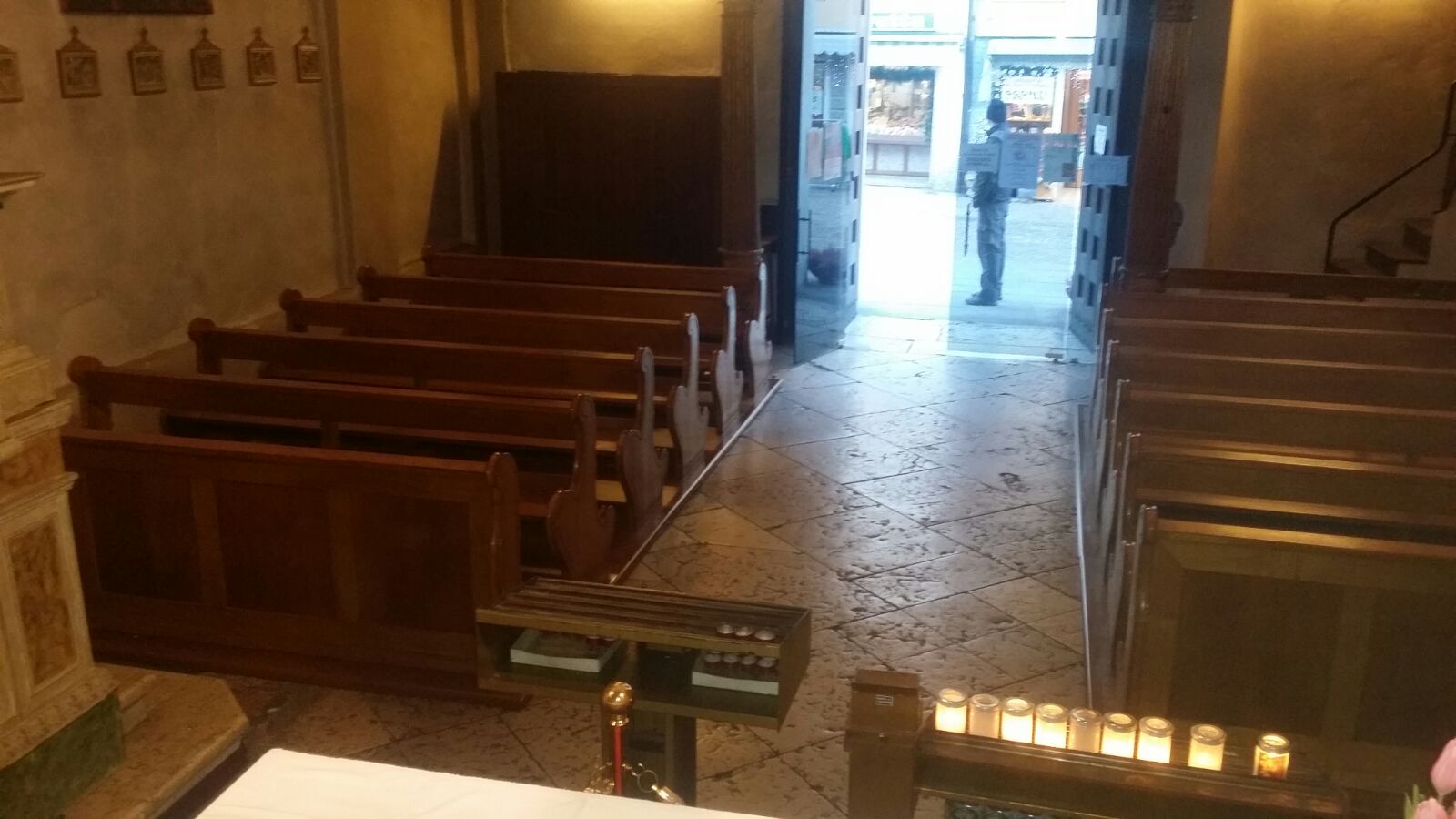 Fedele seduto su panca con pedana termica SYRMA attiva