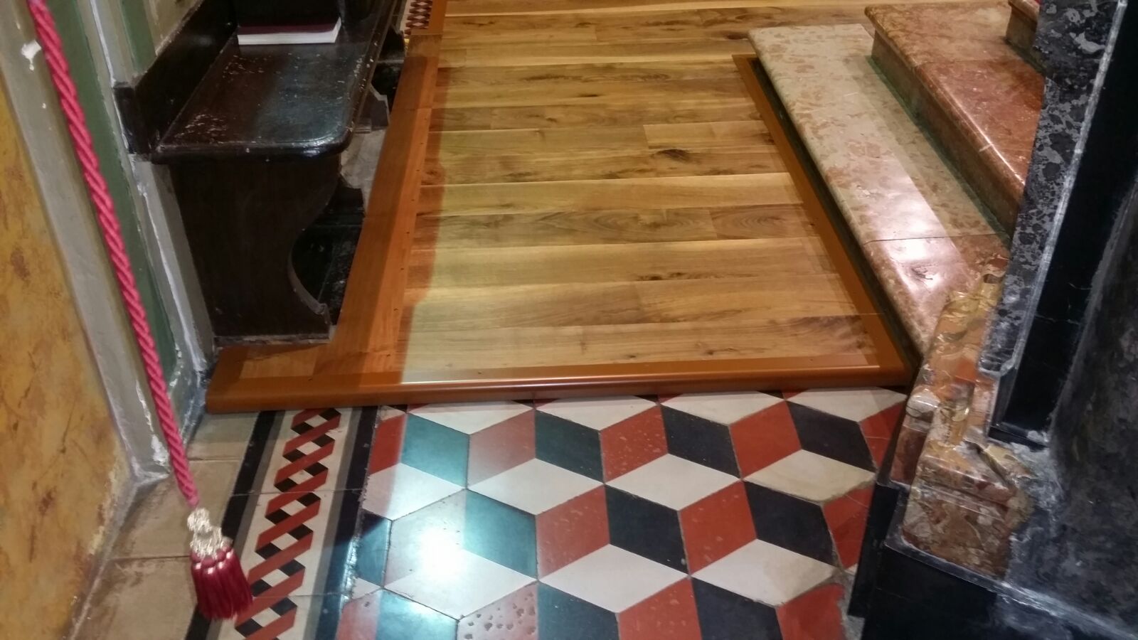 Manutentore SYRMA controlla pannello di distribuzione