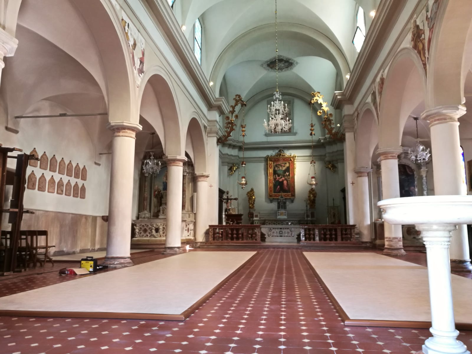 Pedane SYRMA montate sopra pavimentazione originale senza fissaggi