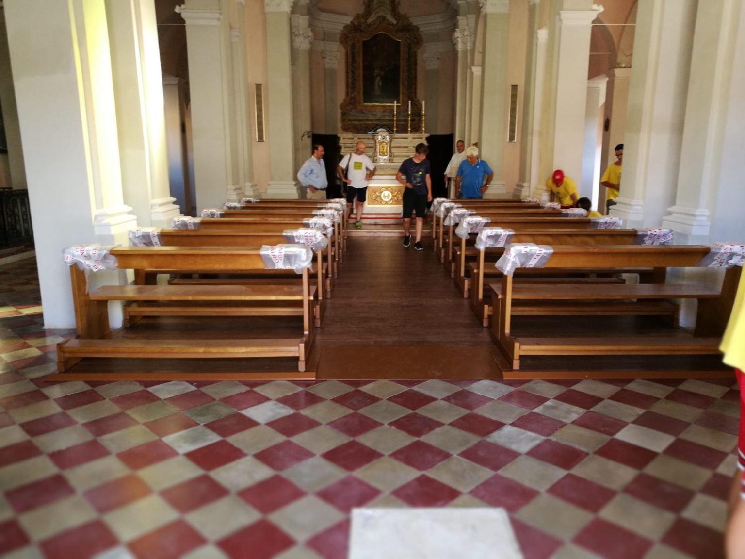 Pedane SYRMA installate sotto sedute mobili per eventi temporanei