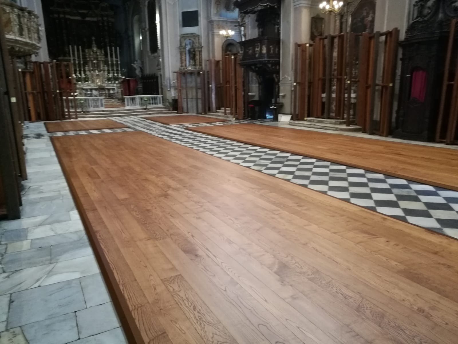 Dettaglio della finitura in rovere delle pedane SYRMA