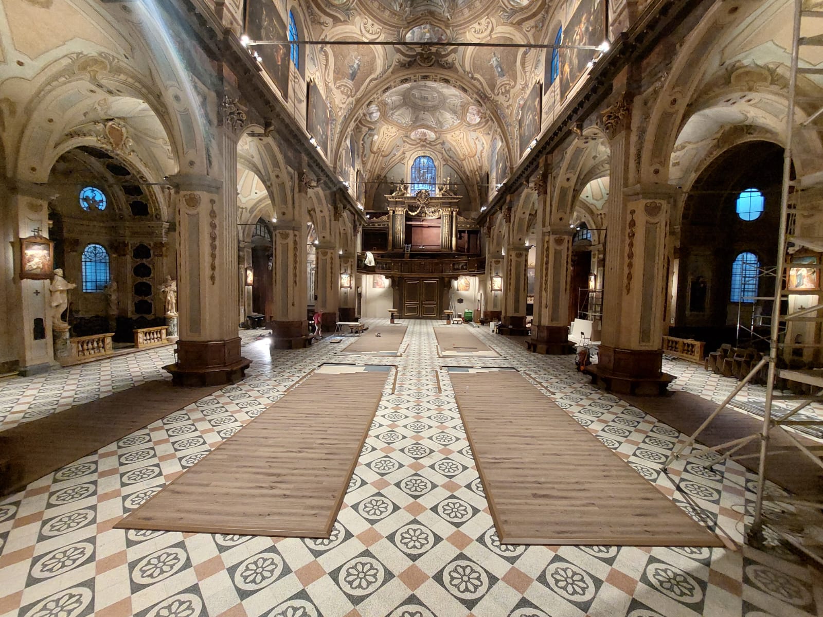 Montaggio delle pedane SYRMA prima dell’apertura al pubblico