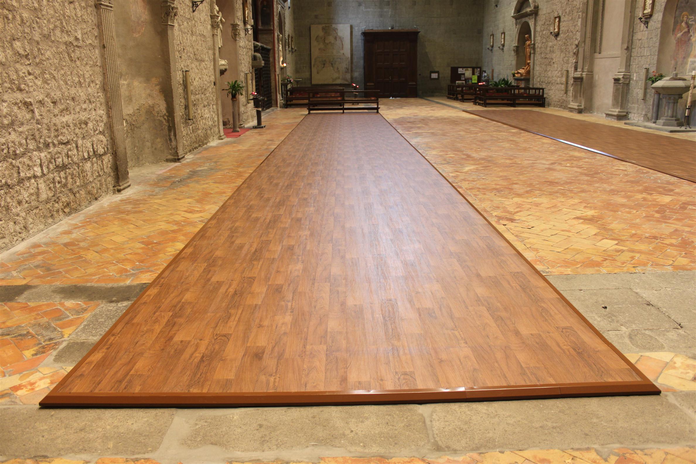 Soluzione di riscaldamento a pedane per chiesa rurale