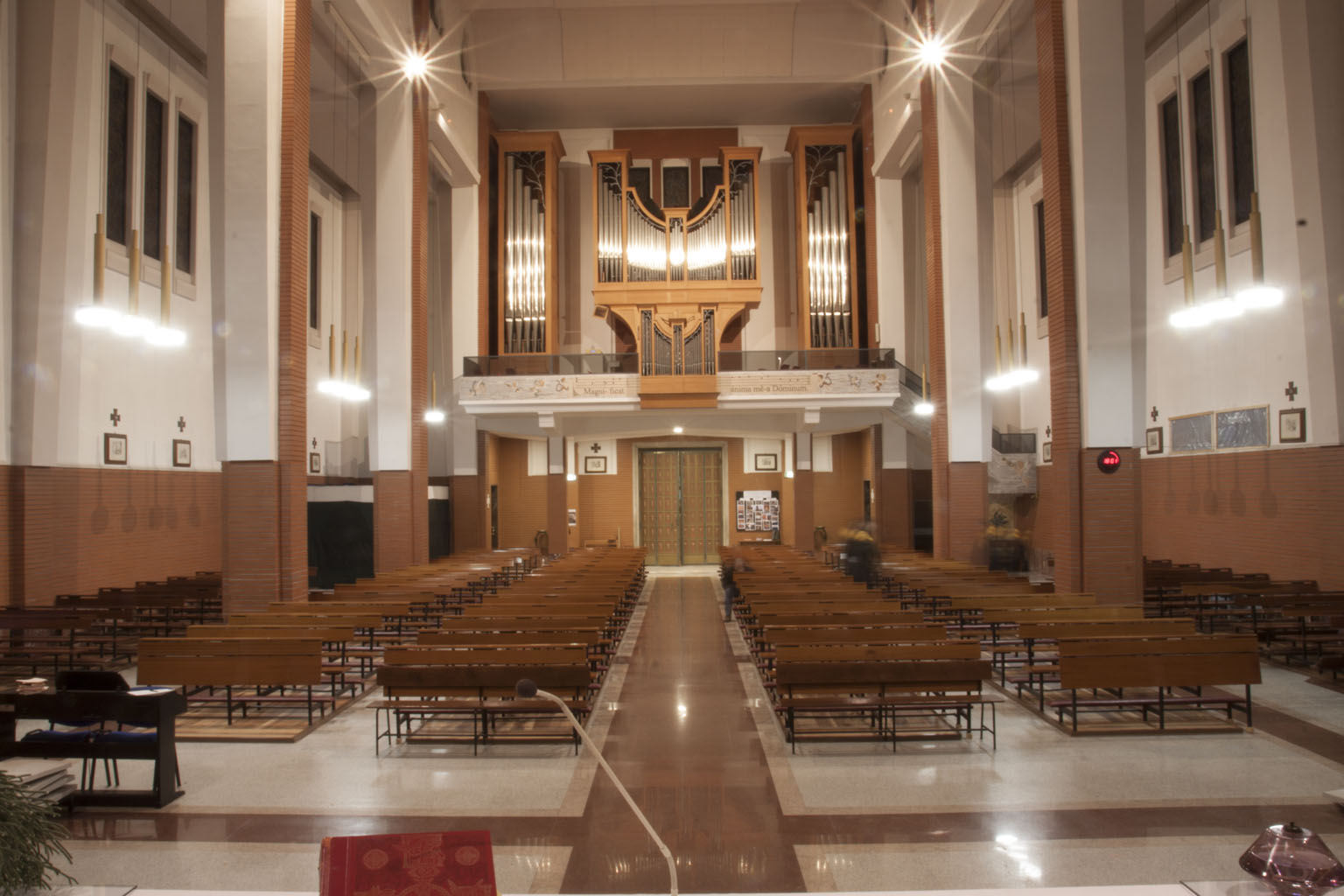 Applicazione delle pedane termiche in chiesa moderna