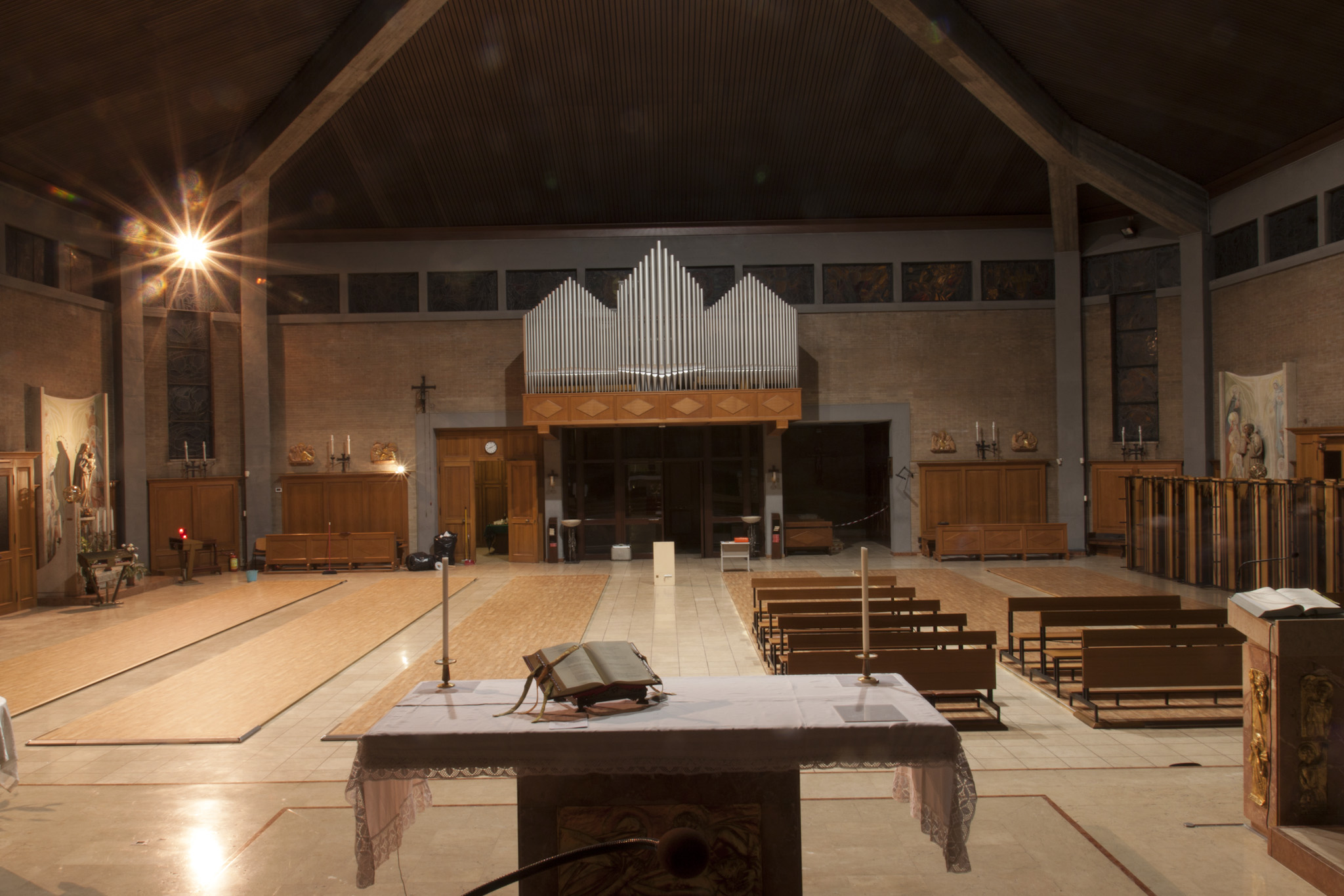 Applicazione delle pedane termiche in chiesa moderna