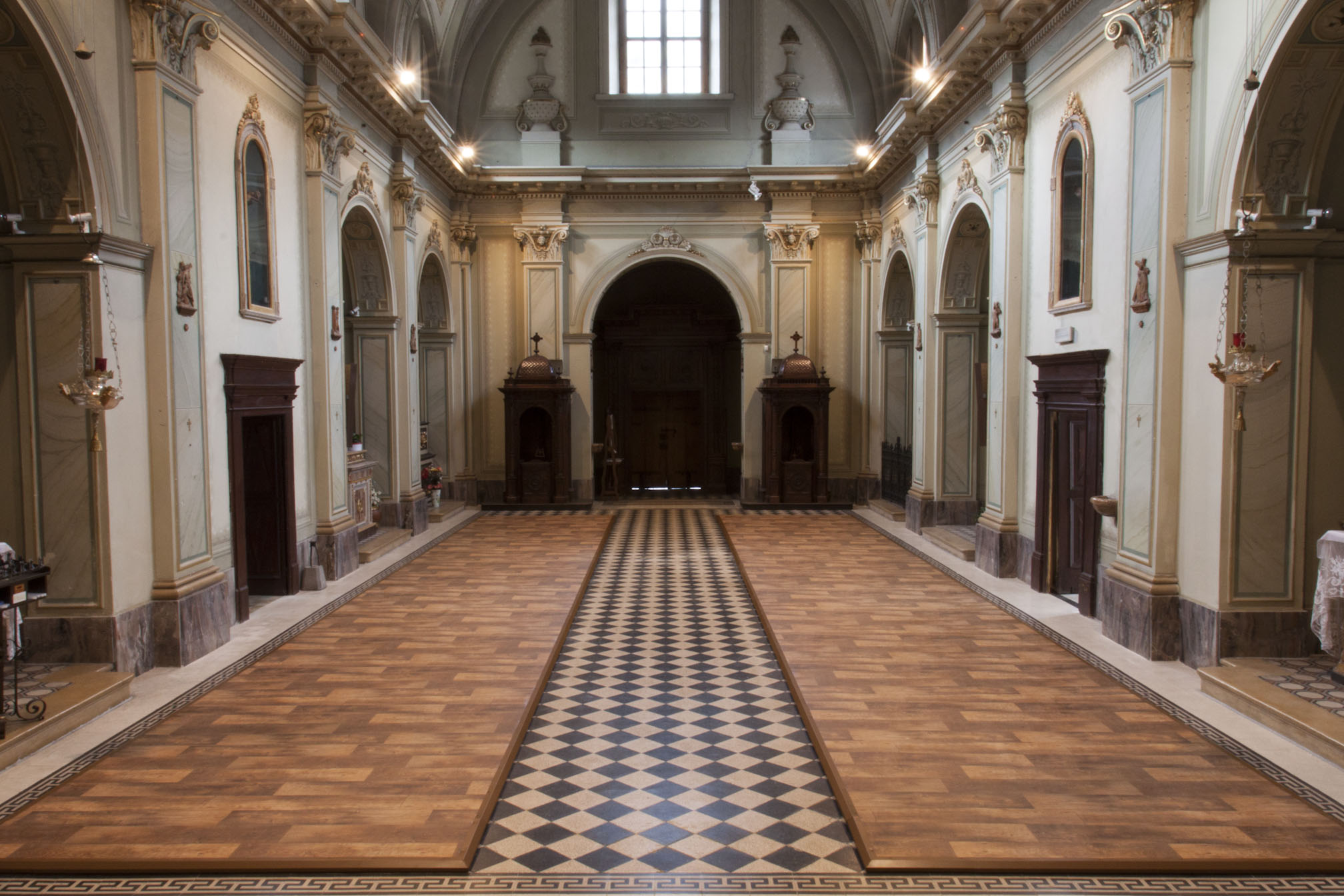 Pedane termiche integrate davanti all’altare