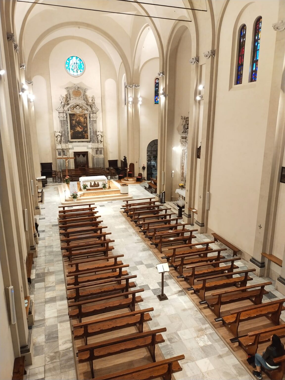 Pedane termiche SYRMA installate in una chiesa storica per garantire comfort e riscaldamento con pedane termiche per riscaldamento chiese storiche