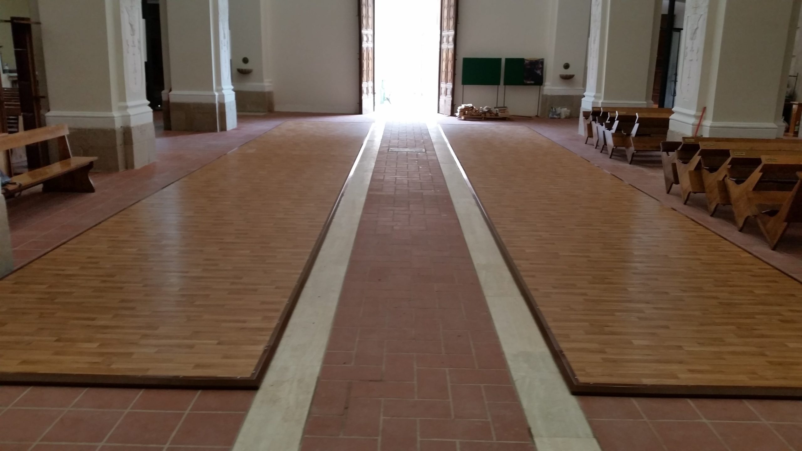 Pedane termiche distribuite lungo la navata centrale