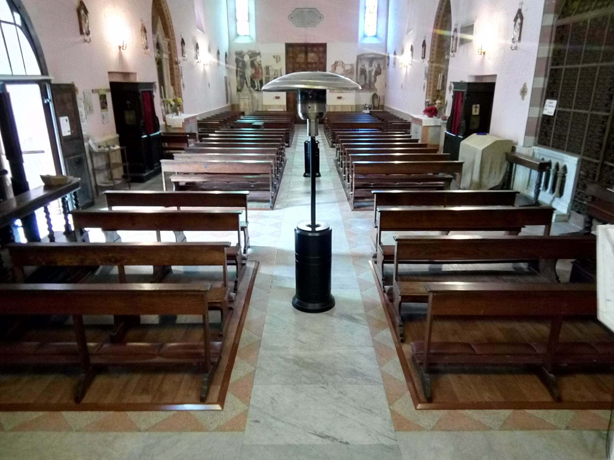 Riscaldamento a pedane termiche SYRMA in una oratorio con riscaldamento discreto