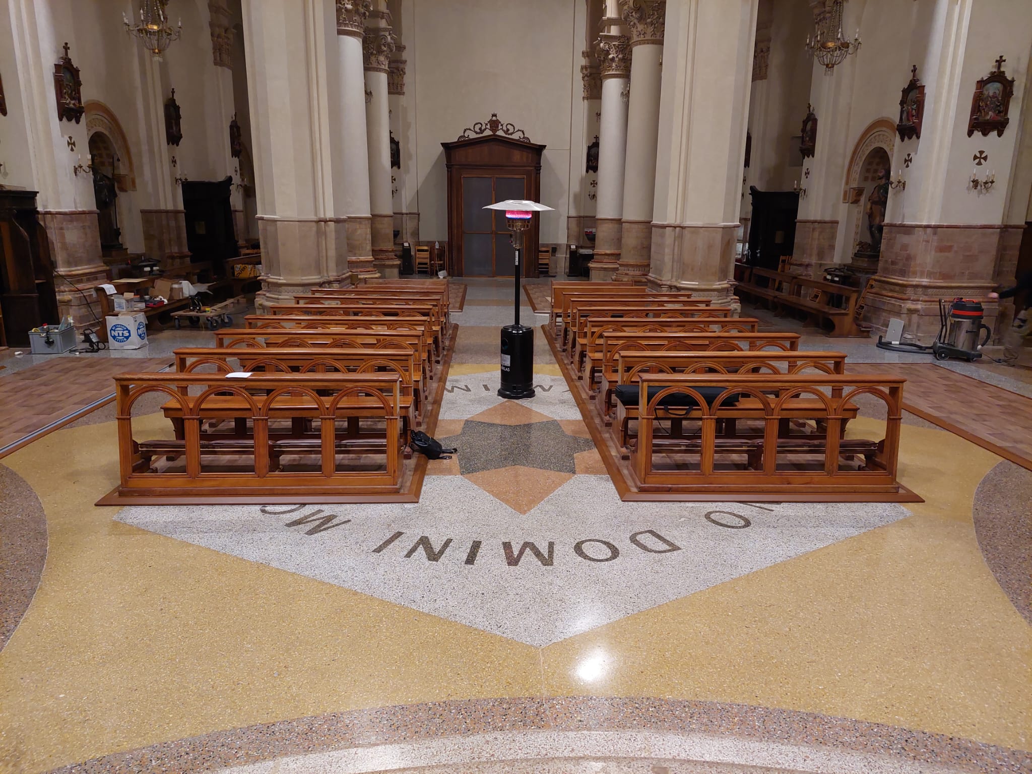 Dettaglio della finitura in rovere delle pedane SYRMA