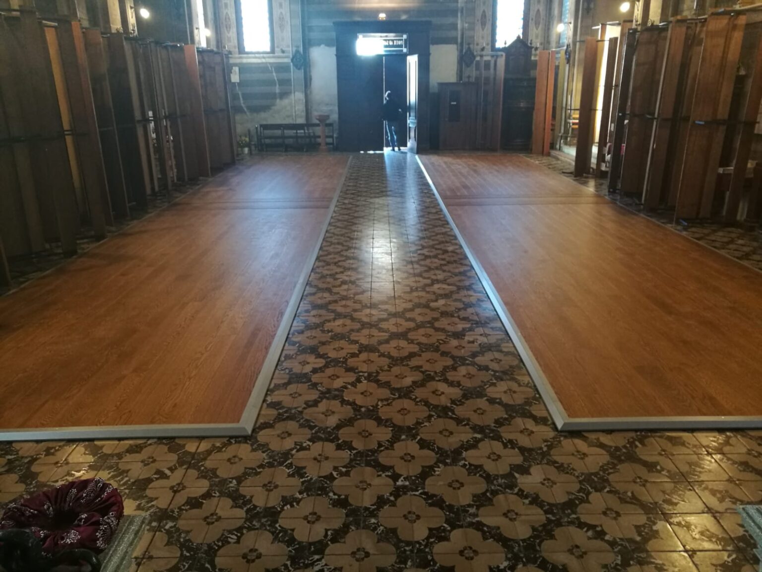 Riscaldamento a pedane termiche in chiesa gotica