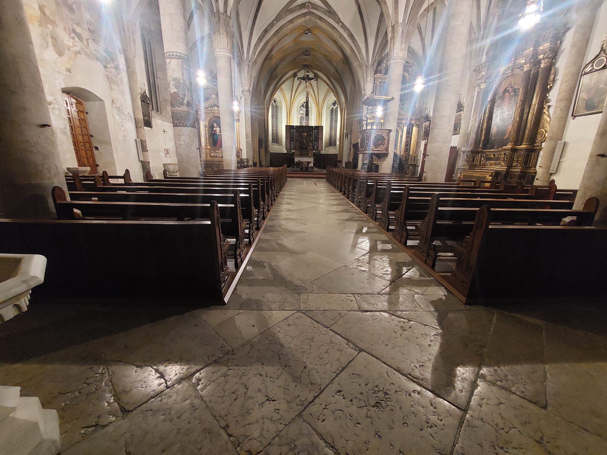 Uso delle pedane SYRMA durante una funzione religiosa