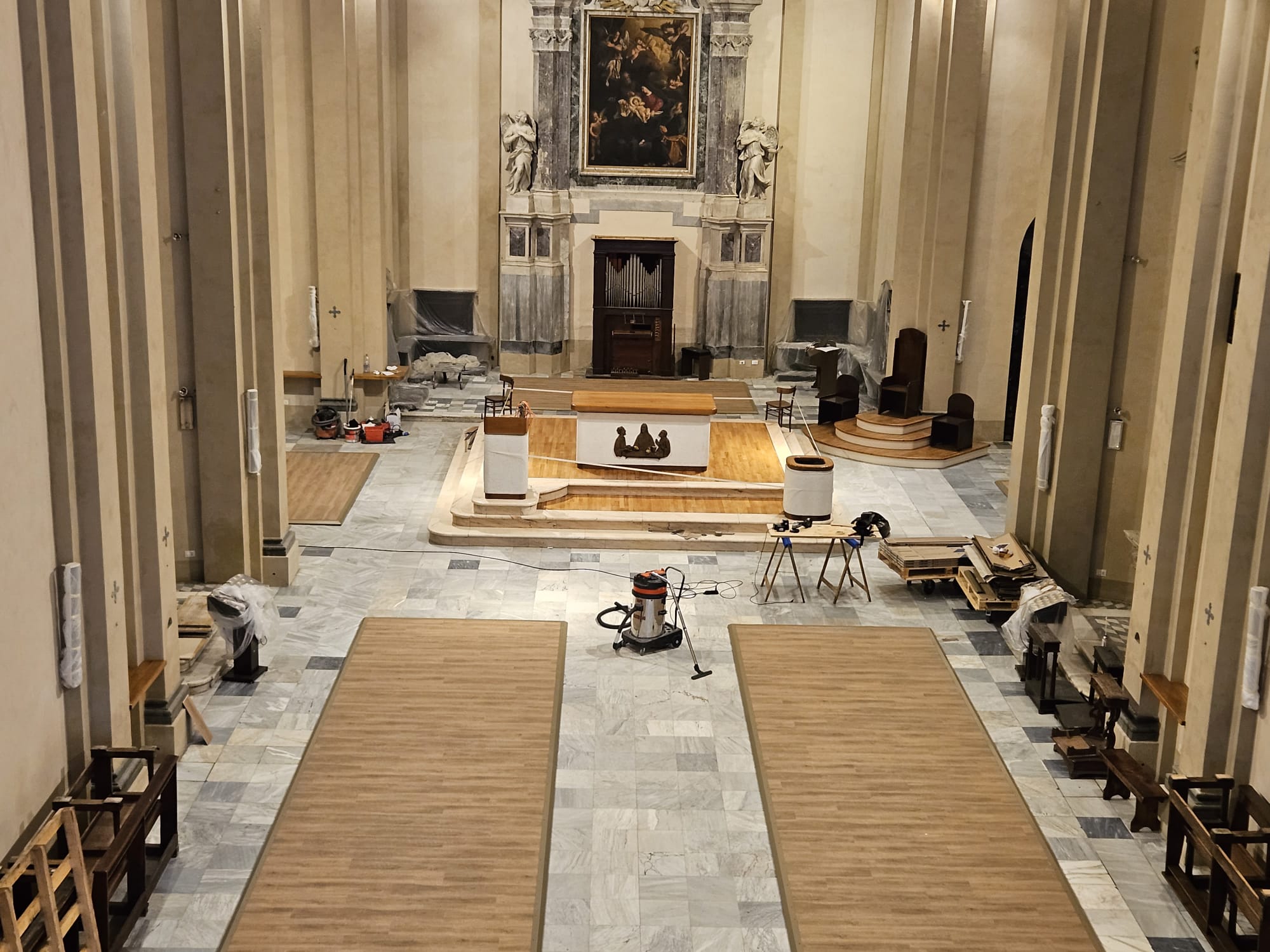 Pedane SYRMA installate in pavimento in marmo storico