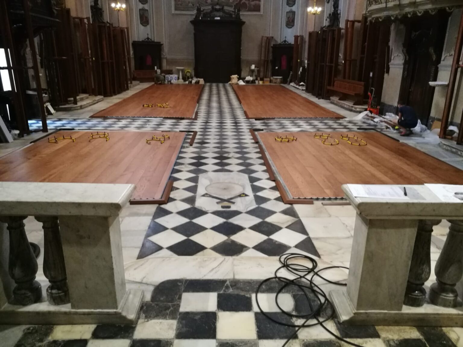 Scopri le pedane termiche brevettate Syrma, la soluzione ideale per il riscaldamento delle chiese. Efficienza, risparmio e rispetto dell’estetica sacra.