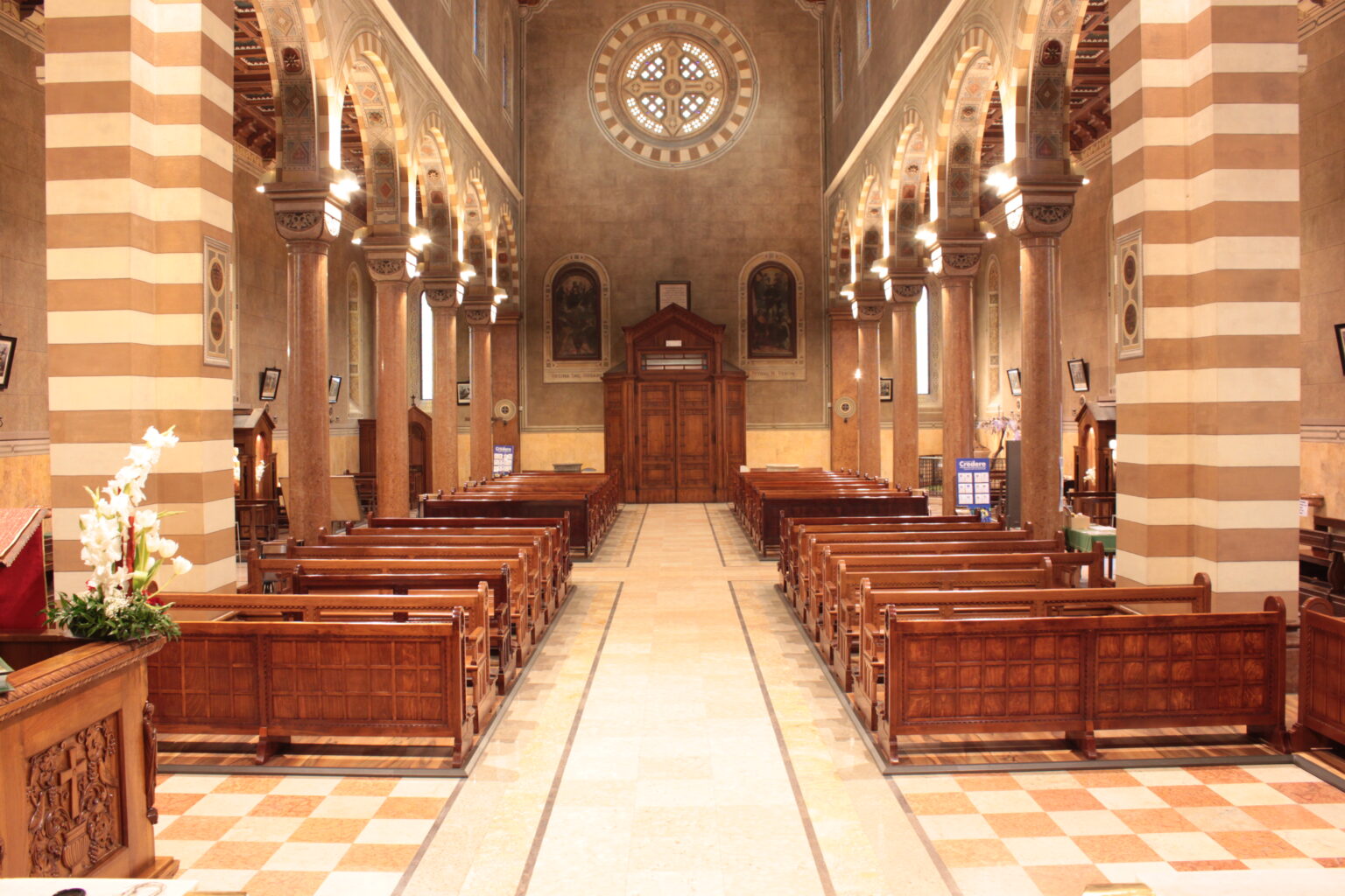 Interno di chiesa con panche in legno pronte per l’installazione di pedane riscaldanti riscaldamento chiese storiche