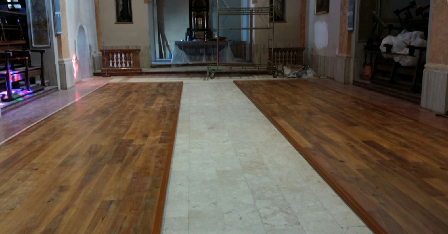 Pedane termiche sotto l’altare maggiore con finitura in pietra