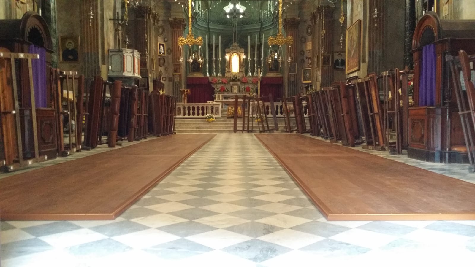 Pedane SYRMA montate sopra pavimentazione originale senza fissaggi